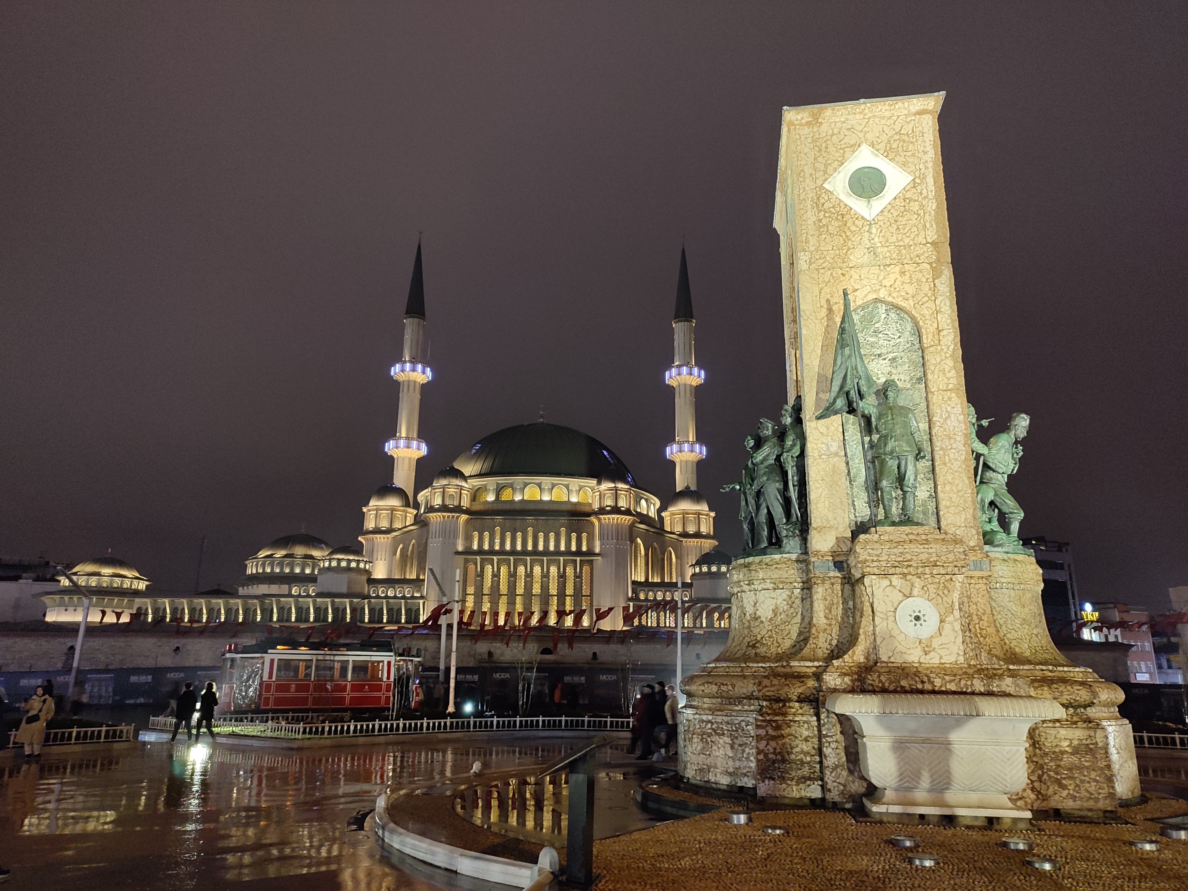 <p>La mosquée Taksim sur la place du même nom</p>
